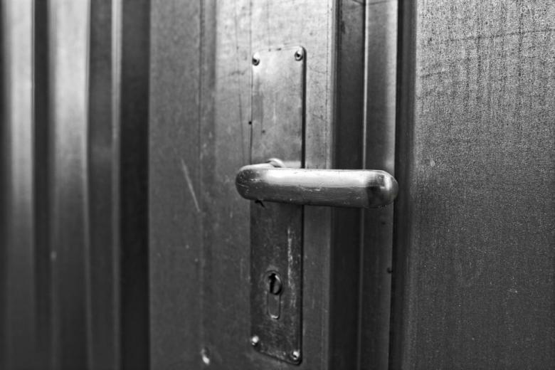zdjęcie klamki zamkniętych drzwi  