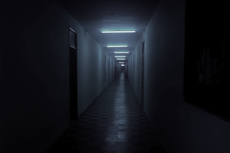 zdjęcie ciemnego korytarza 