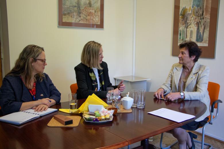 ZRPO Hanna Machińska, podsekretarz stanu oraz pracownica ambasady Kanady rozmawiają przy stole