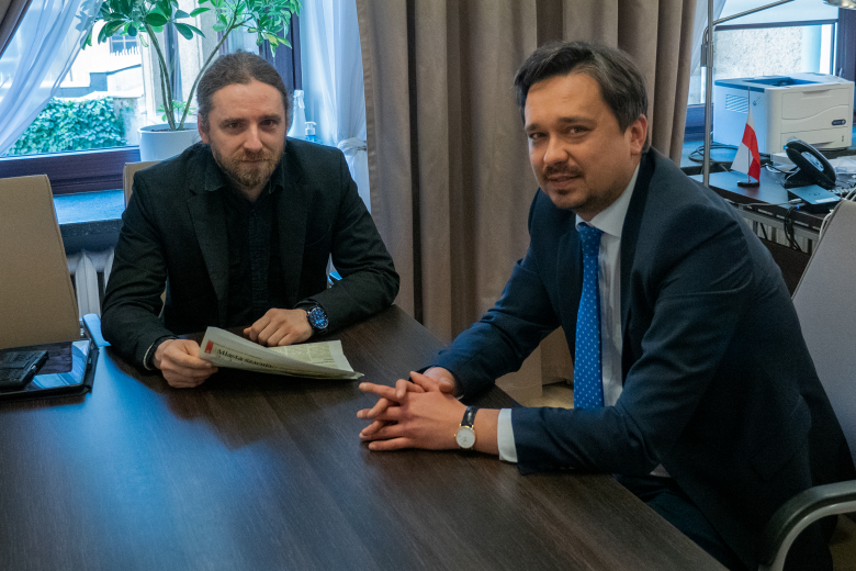 RPO Marcin Wiącek i poseł Dobromir Sośnierz siedzą przy stole w gabinecie rzecznika