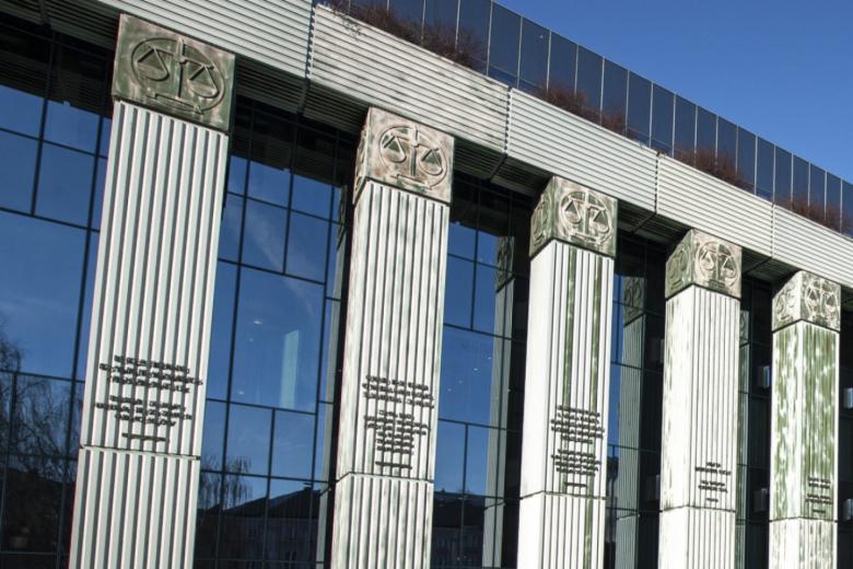 Fasada nowoczesnego, szklany budynku z masywnymi zielonymi kolumnami