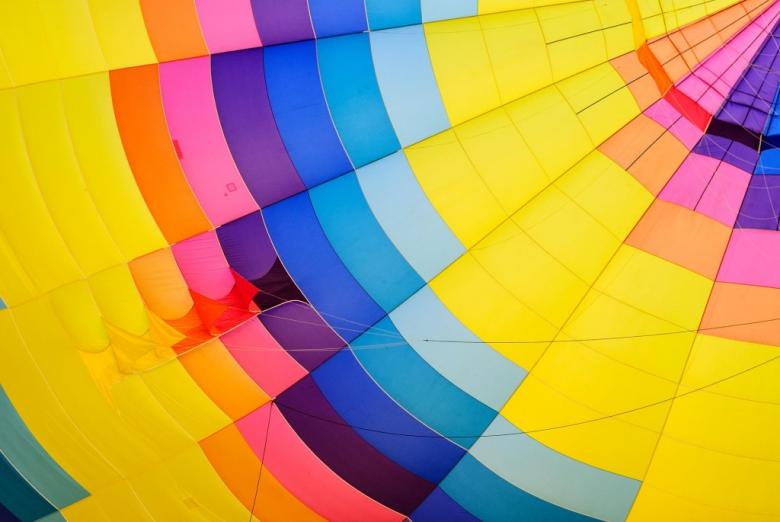 zdjęcie tęczowych kolorów balonu