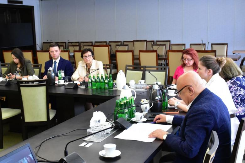 ZRPO Hanna Machińska i grupa osób siedzących ptz stole konferencyjnym