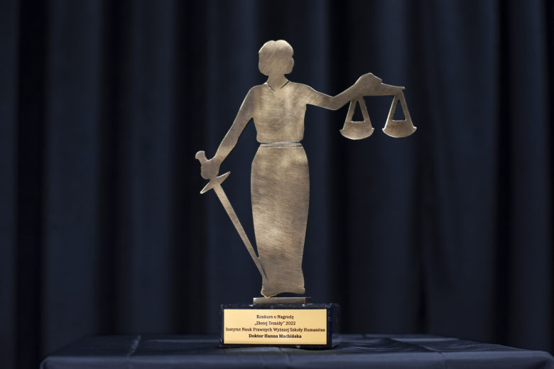 Statuetka w kształcie Temidy z podpisem "Konkurs o Nagrodę Złotej Temidy 2022. Instytut Nauk Prawnych Wyższej Szkoły Humanitas. Doktor Hanna Machińska"