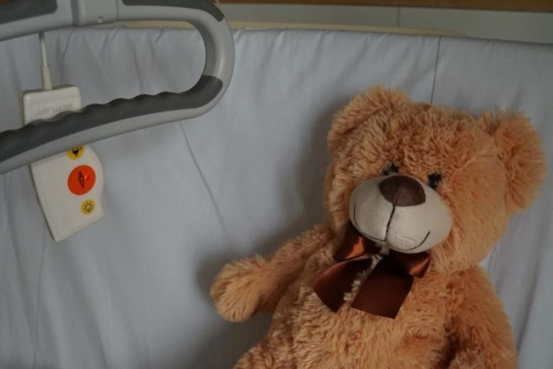zdjęcie szpitalnego łóżka z misiem do zabawy dla dziecka 