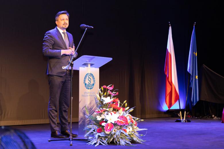 RPO Marcin Wiącek przemawia za mównicą na gali 40-lecia samorządu radcowskiego