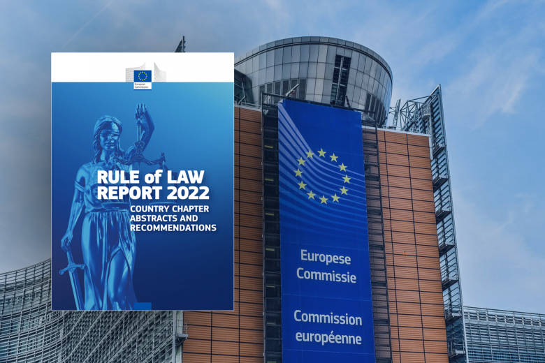 Grafika przedstawiająca okładkę raportu z tekstem "Rule of Law Report 2022" na tle budynku Komisji Europejskiej