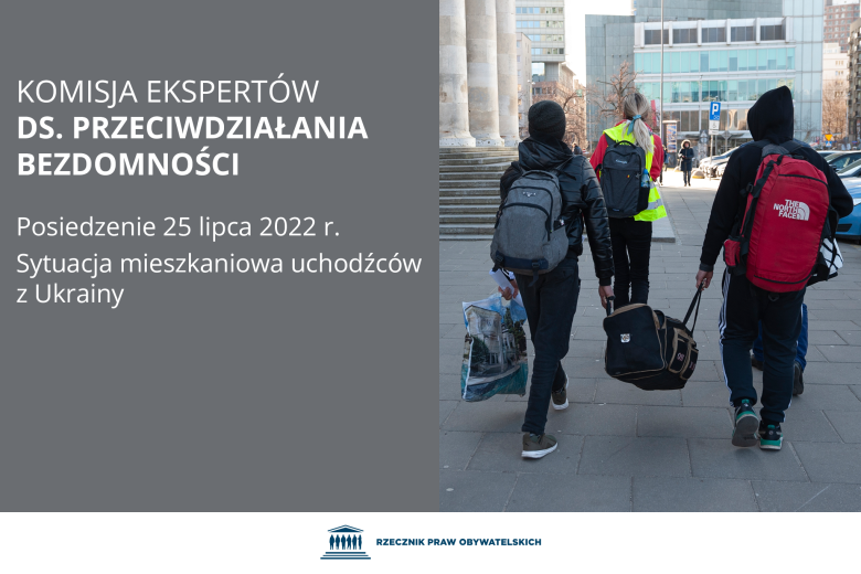 Plansza z tekstem "Komisja Ekspertów ds. Przeciwdziałania Bezdomności - posiedzenie 25 lipca 2022 r. - sytuacja mieszkaniowa uchodźców z Ukrainy" i zdjęciem przedstawiającym dwóch uchodźców i wolontariuszkę z bagażami idących ulicą
