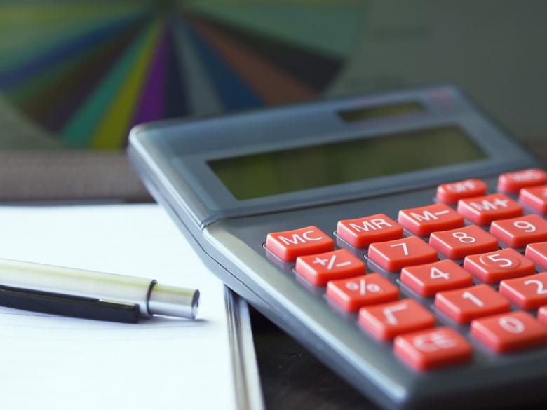 Zdjęcie kalkulatora, kartki papieru i długopisu
