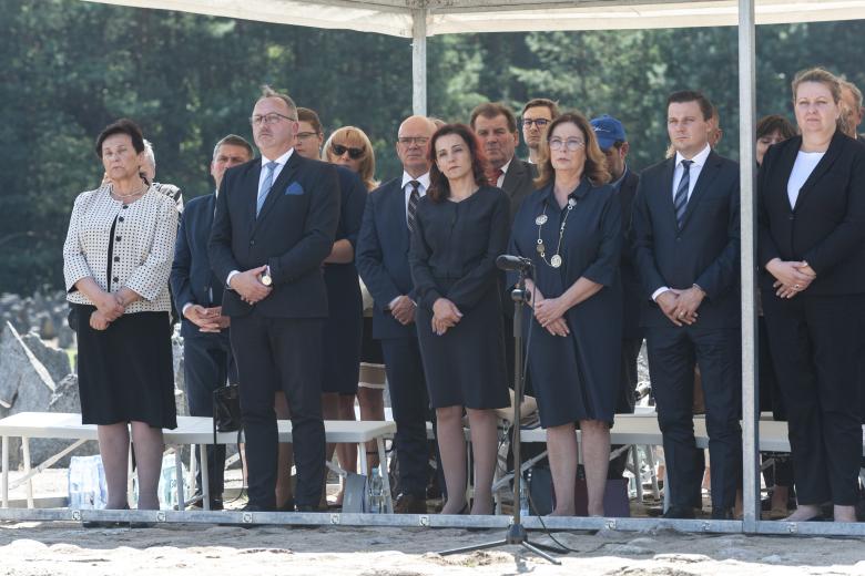 ZRPO Hanna Machińska i inni uczestnicy obchodów stoją na placu