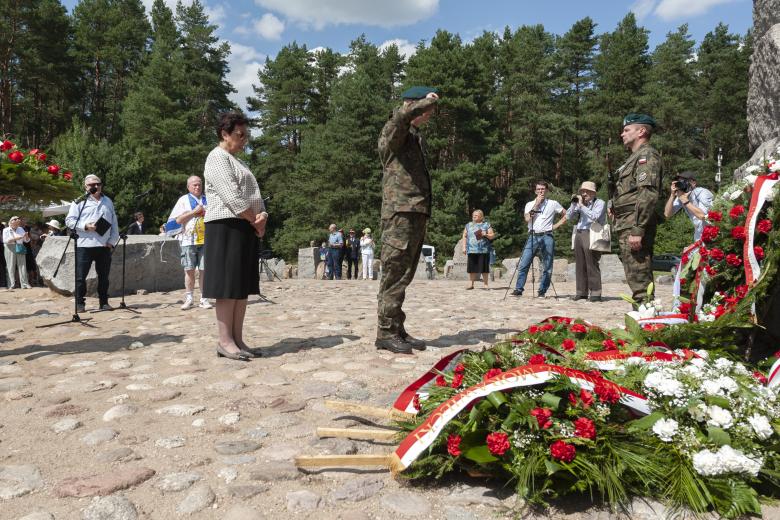 ZRPO Hanna Machińska w asyście żołnierza składa wieniec pod pomnikiem
