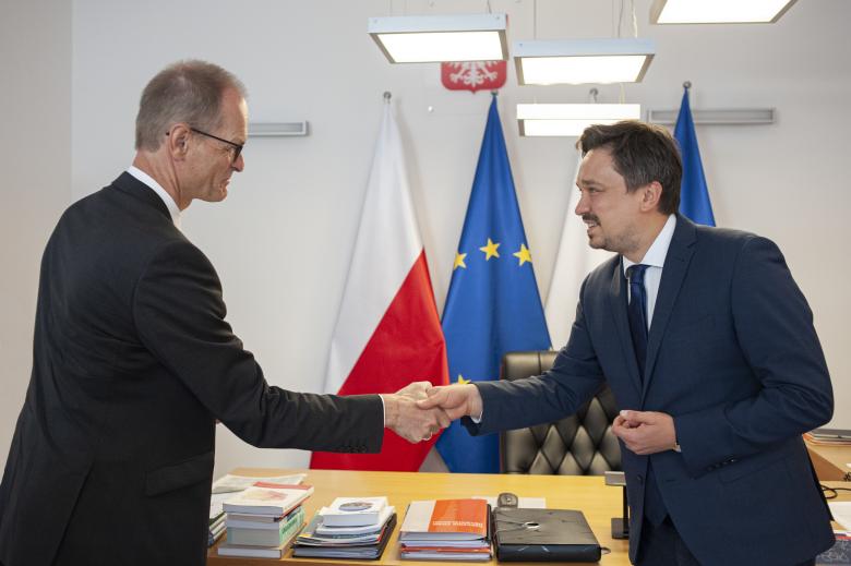 RPO Marcin Wiącek wita się podając dłoń ambasadorowi Niemiec w gabinecie Rzecznika