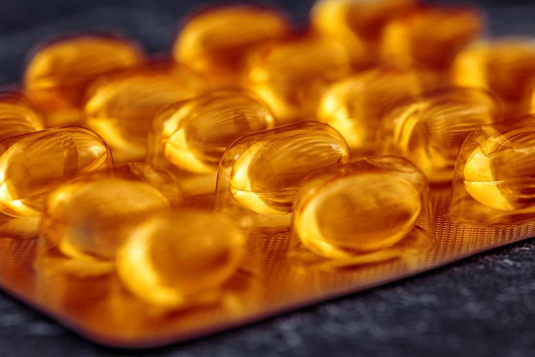 Pomarańczowy blister z tabletkami - miękkimi kapsułkami