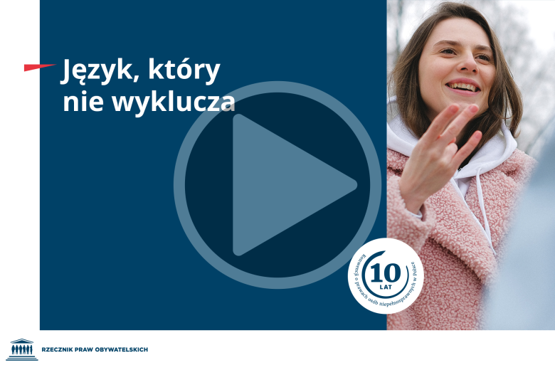 Plansza z napisem "Język, który nie wyklucza. 10 lat Konwencji o prawach osób niepełnosprawnych w Polsce", zdjęciem kobiety posługującej się językiem migowym i grafiką odtwarzania wideo