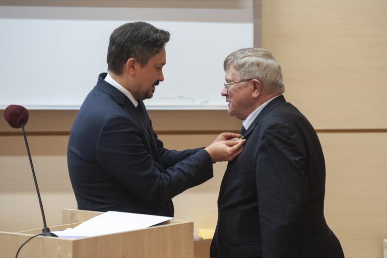 RPO przypina odznakę do garnituru prof. Grzybowskiego