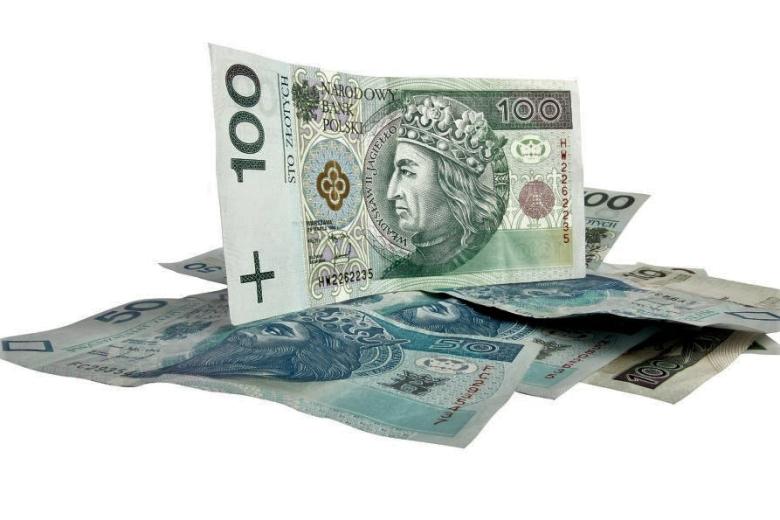 polskie banknoty ułozone w stosie 