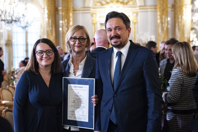 RPO Marcin Wiącek pozuje do zdjęcia z laureatkami Lodołamaczy