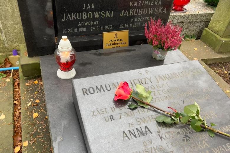 Nagrobek cmentarny z tabliczką z napisem "ś.p. Anna Jakubowska, żyła 95 lat"