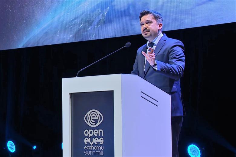 RPO Marcin Wiącek przemawia stojąc za mównicą z napisem "Open Eyes Economy Summit 2022"