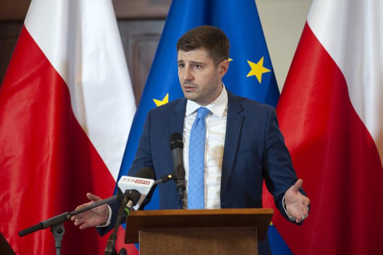 Zastępca RPO Valeri Vachev przemawia na podium na tle flag Polski i Unii Europejskiej
