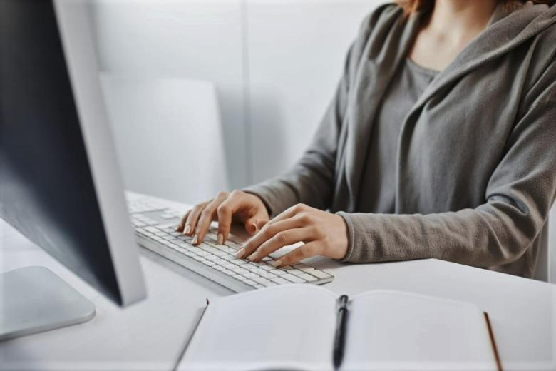 kobieta pisząca na komputerze Fot. Freepik