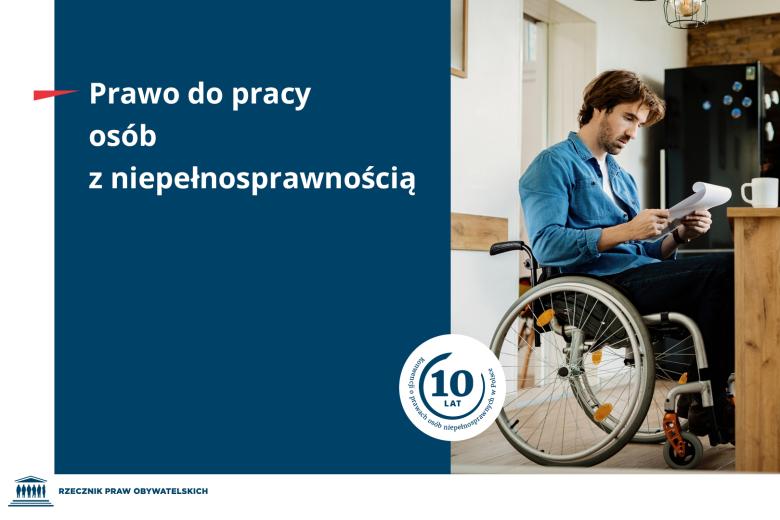 Plansza z napisem "Prawo do pracy osób z niepełnosprawnością. 10 lat Konwencji o prawach osób niepełnosprawnych w Polsce" i zdjęciem mężczyzny siedzącego na wózku i czytającego dokumenty przy stole