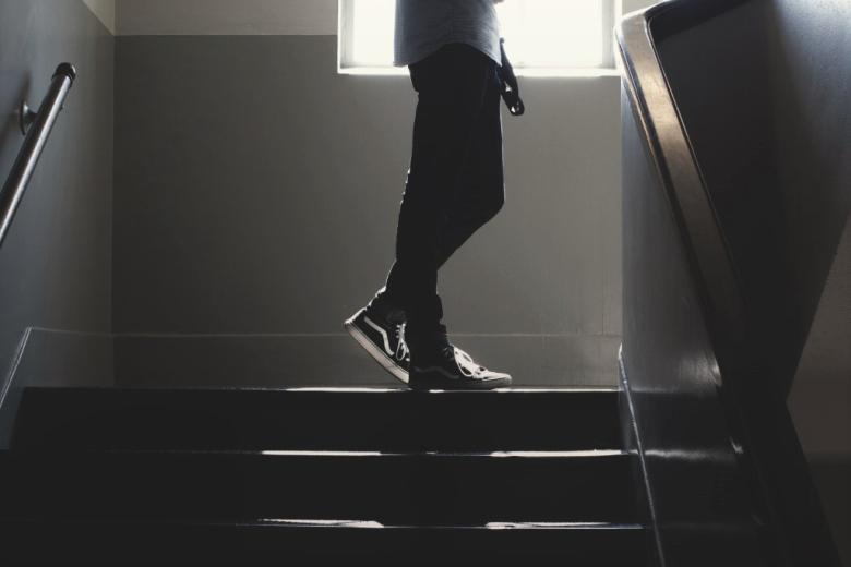 młoda osoba na klatce schodowej