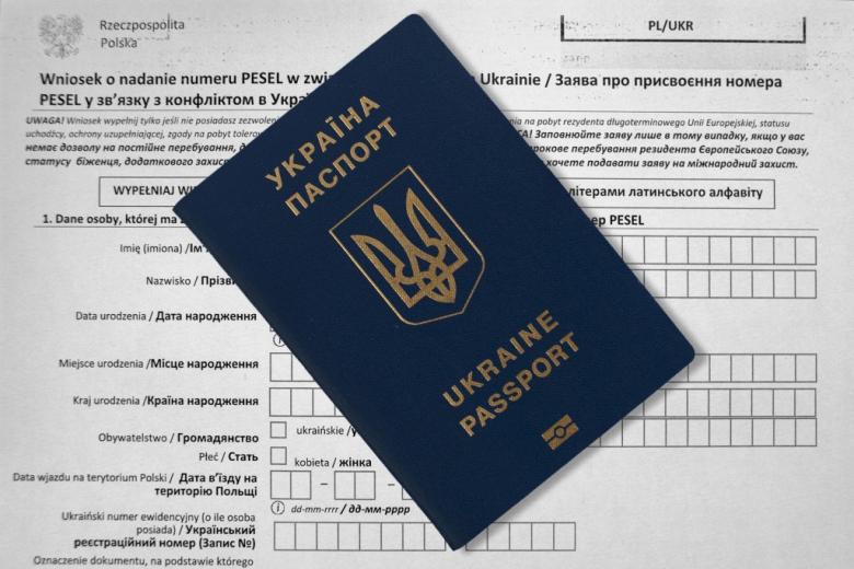 Paszport ukraiński na tle wniosku o numer PESEL dla uchodźcy z Ukrainy