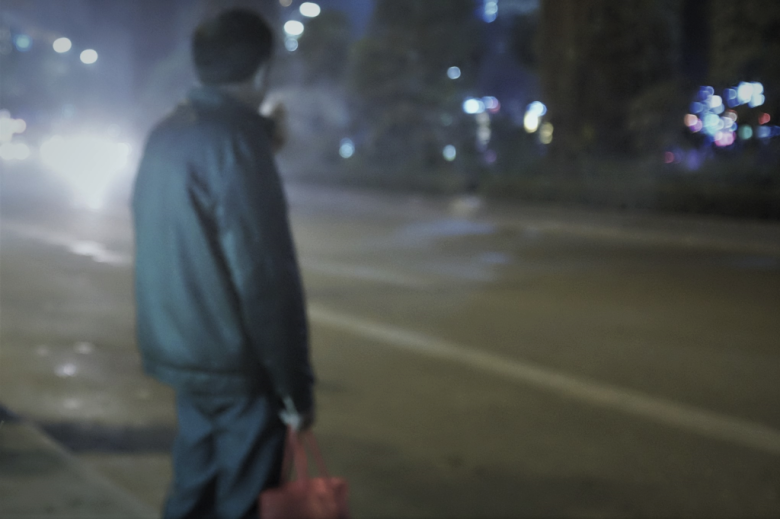 samotny człowiek nocą przy ulicy