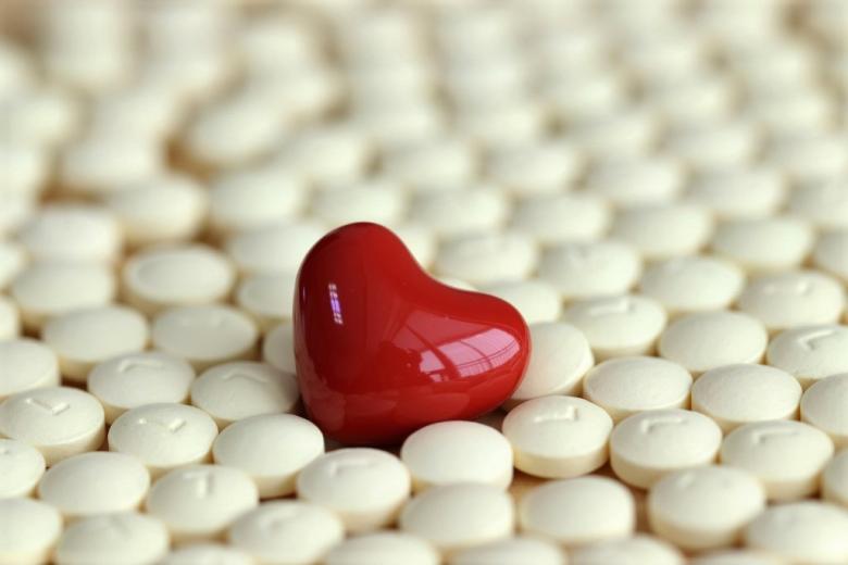 zdjęcie tabletek z symbolem serca 