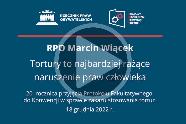 Kadr z filmu - plansza z tekstem "RPO Marcin Wiącek - Tortury to najbardziej rażące naruszenie praw człowieka - 20. rocznica przyjęcia Protokołu Fakultatywnego do Konwencji w sprawie zakazu stosowania tortutr - 18 grudnia 2022 r."