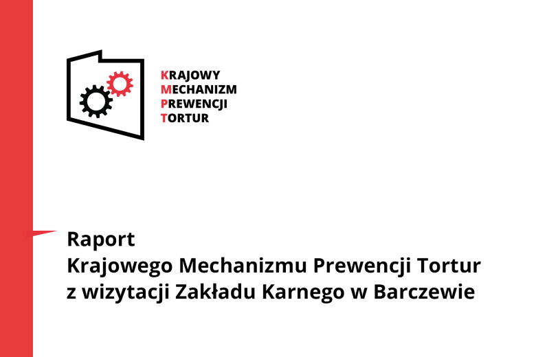 Plansza z logiem Krajowego Mechanizmu Prewencji Tortur - trybami pracującymi w konturze granic Polski i tekstem "Raport Krajowego Mechanizmu Prewencji Tortur z wizytacji Zakładu Karnego w Barczewie"