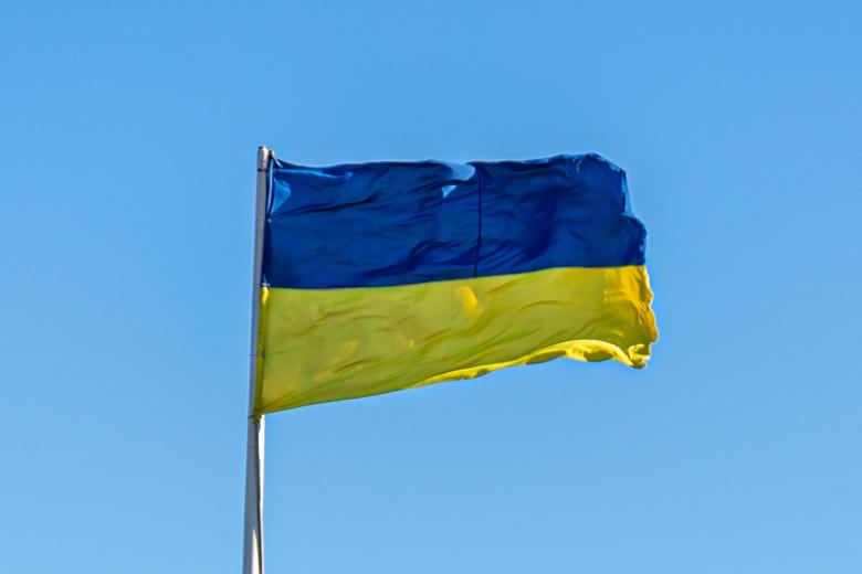 Niebiesko-żółta flaga powiewająca na maszcie