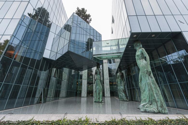 rzeźby kobiet jako element architektury gmachu sądu 