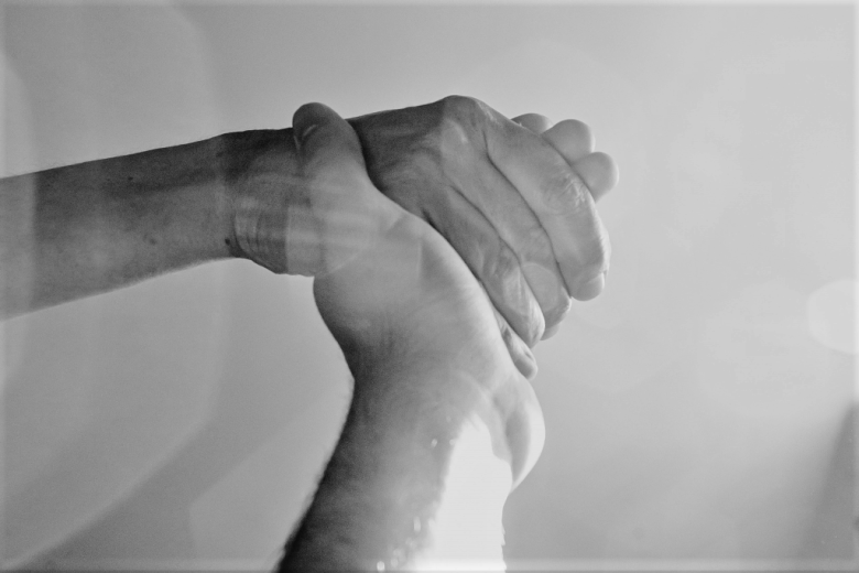 dłoń w dłoni innej osoby 