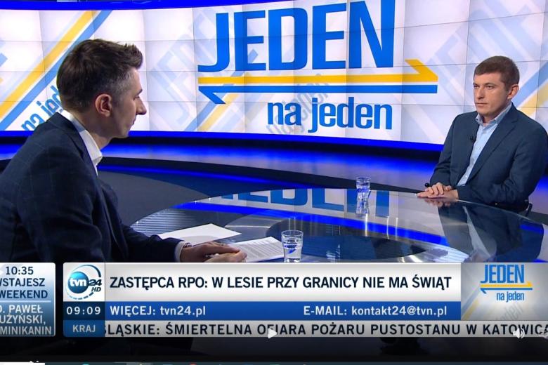 Zrzut ekranu programu telewizyjnego przedstawiający ZRPO Wojciecha Brzozowskiego siedzącego w studiu telewizyjnym