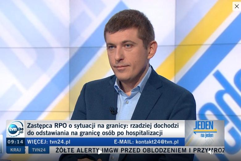 Zrzut ekranu programu telewizyjnego przedstawiający ZRPO Wojciecha Brzozowskiego w studiu telewizyjnym