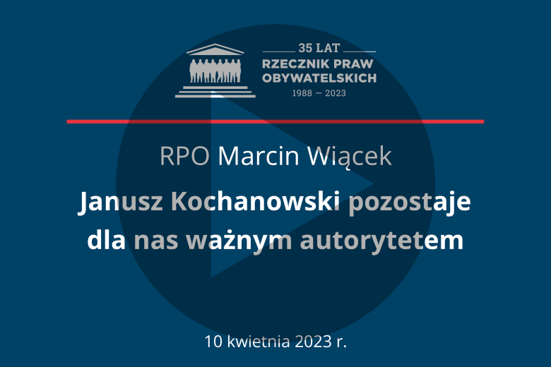 Plansza z tekstem "RPO Marcin Wiącek - Janusz Kochanowski pozostaje dla nas ważnym autorytetem - 10 kwietnia 2023 r." i symbolem play - trójkątem w kole