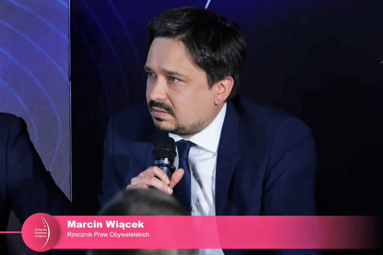 Zrzut ekranu z transmisji relacji z Kongresu z RPO Marcinem Wiąckiem mówiącym do mikrofonu