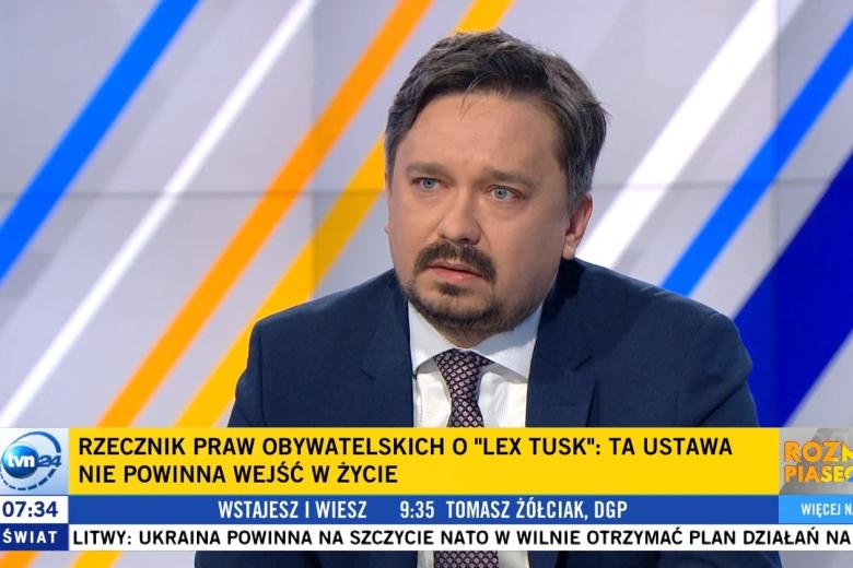 Zrzut ekranu programu telewizyjnego przedstawiający RPO Marcina Wiącka siedzącego w studiu