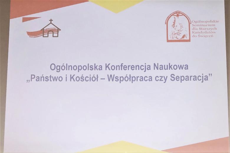 Plansza z napisem Ogólnopolska konferencja naukowa "Państwo i Kościół – współpraca czy separacja"