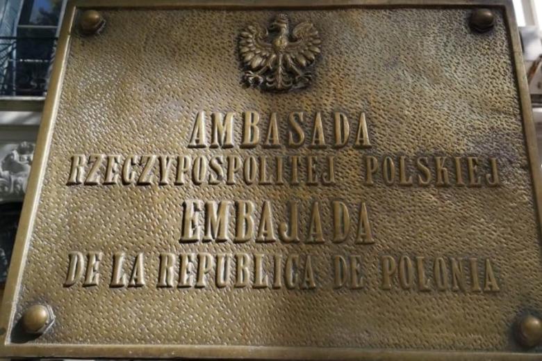 tablica z napisem ambadada polski w jezyku hiszpanskim  