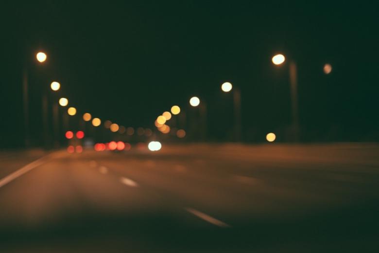 samochody na autostradzie nocą 