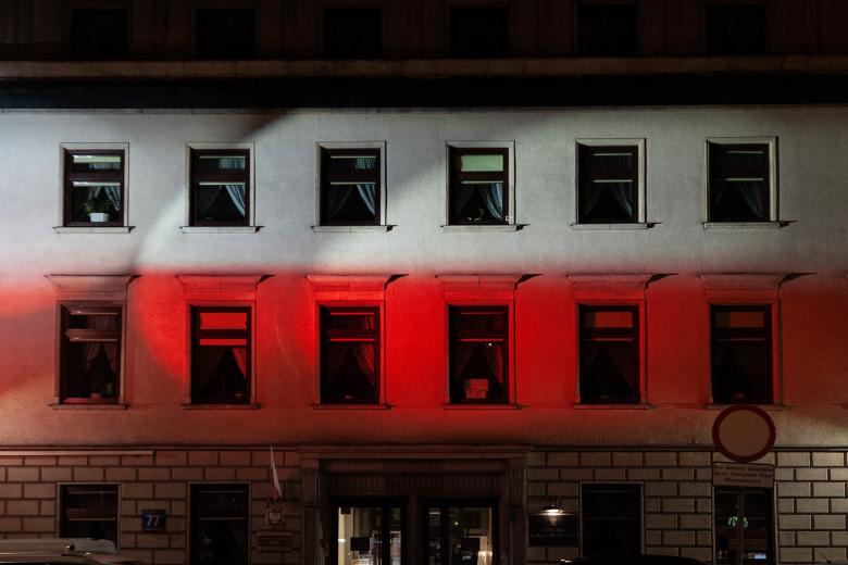 Elewacja budynku Biura RPO podświetlona w kolorach flagi państwowej - białym i czerwonym