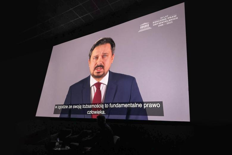 Kard z nagrania RPO Marcina Wiącka widoczny na ekranie kinowym