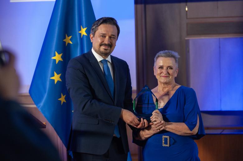 RPO Marcin Wiącek i Alicja Szatkowska pozują do zdjęcia trzymając statuetkę nagrody