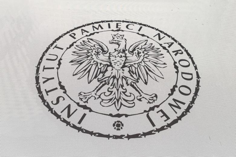 okrągłe logo z napisem Instytut Pamięci Narodowej i symbolem orła w środku