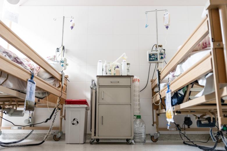 Sala szpitalna z dwoma łóżkami i sprzętem medycznym