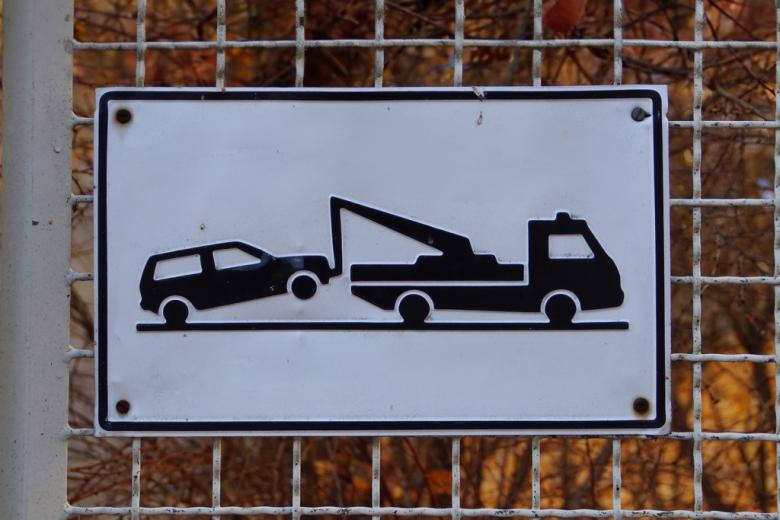 znak odholowania auta zaparkowanego w tym miejscu 