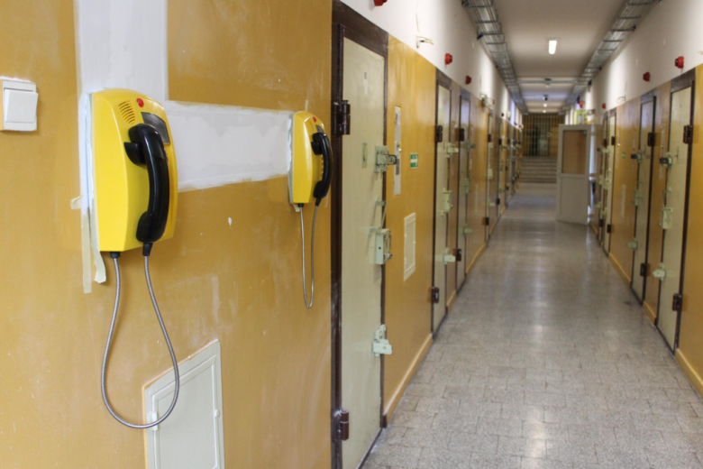 korytarz w więzieniu z telefonami na ścianach 